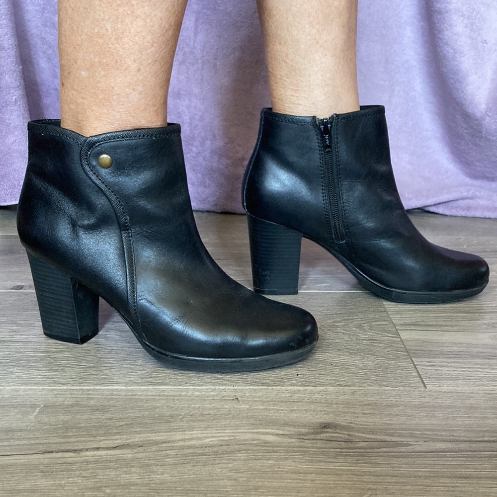 Clark’s genuine leather black ankle booties heel zip up